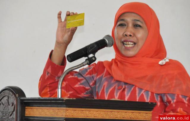Mensos RI, Khofifah Indar Parawansa memerlihatkan Kartu Indonesia Sehat saat mengunjungi Panti Sosial Tuna Grahita Kasih Ibu di Kalumbuk, Kota Padang, Minggu (19/4/2015). (humas pemprov Sumbar)
