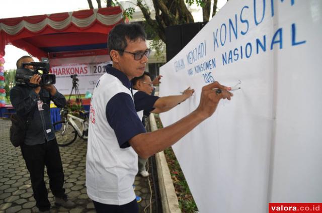 Gubernur Sumbar, Irwan Prayitno membubuhkan tanda tangan sebagai bentuk dukungan jadi konsumen cerdas pada saat Peringatan Hari Konsumen Nasional 2015 di halaman kantor gubernur, Minggu (19/4/2015) pagi.
