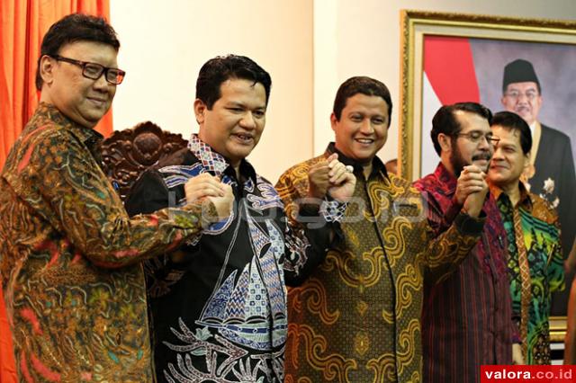 Mendagri RI, Tjahyo Kumolo, Husni Kamil Manik (Ketua KPU RI), Muhammad (Ketua Bawaslu RI) dan Anwar Usman (Wakil Ketua MK) bergandengan tangan usai peluncuran pilkada serentak 2015 di kantor KPU RI, Jumat (17/4/2015). (humas KPU RI)