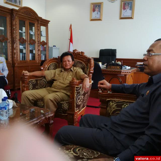 Ketua KI Sumbar, Syamsu Rizal berdialog dengan Sekdako Pariaman, Armen dan jajarannya, saat monitoring pelaksanaan keterbukaan informasi publik, di ruang kerja Sekdako Pariaman, Selasa (21/4/2015). (istimewa)