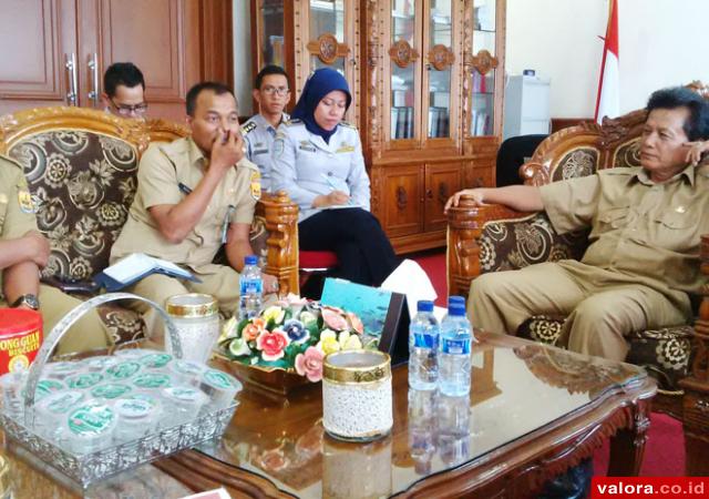Sekdako Pariaman, Armen didampingi Hendri (PPID Utama Pemko Pariaman) dan jajaran Dishubkominfo, saat menyambut rombongan komisioner KI Sumbar yang tengah melakukan monitoring keterbukaan informasi publik di daerah itu, Selasa (21/4/2015). (istimewa)