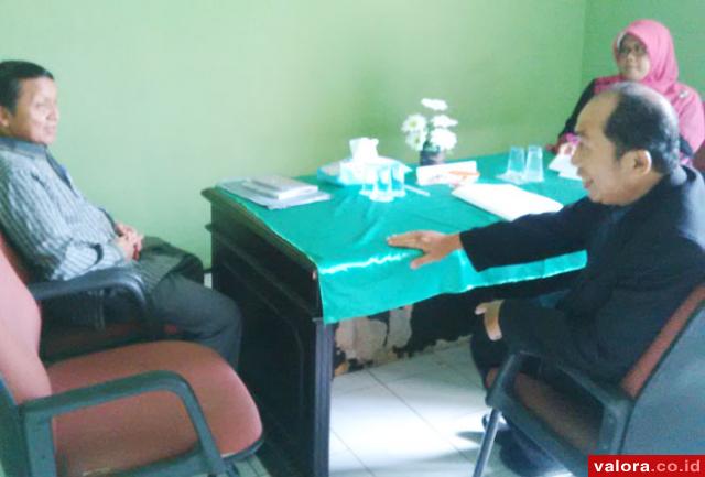 Mediator dari Komisi Informasi (KI) Sumbar, Yurnaldi menerangkan proses mediasi sengketa informasi publik pada para pihak dalam perkara dengan nomor register 004/IV/KISB-PS/2015 ini, antara pemohon Syofia Ulfa dan termohon Rektor IAIN yang dikuasakan pada