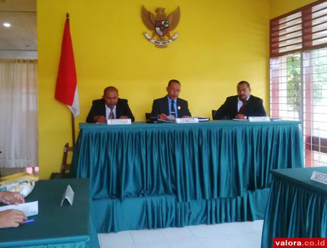 Majelis sengketa informasi dengan ketua Syamsu Rizal serta dua orang anggota Sondri dan Adrian, saat bersidang dalam perkara gugatan dosen dengan rektor IAIN Imam Bonjol Padang, Rabu (22/4/2015). (humas KI).