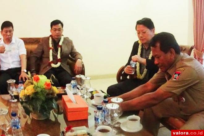 Sekda Padang, Nasir Ahmad menyambut Wakil Walikota Suzhou Mr Zhow Yong bersama Wang Gong Wei (hakim) dan Yao Aiyung (Badan Investasi) serta beberapa pengusaha setempat, di ruang VIP BIM, Rabu (22/4/2015). (humas Pemko Padang)