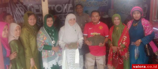 Istri Gubernur Sumbar Nevy Irwan dan Istri Kepala BNPB, Nanik Syamsul Maarif berfoto dengan pemilik Abyan Gemstone, Ronal, usai ibu-ibu pejabat itu memborong batu akik dan bahan mentah batu akik, Kamis (23/4/2015). (istimewa)