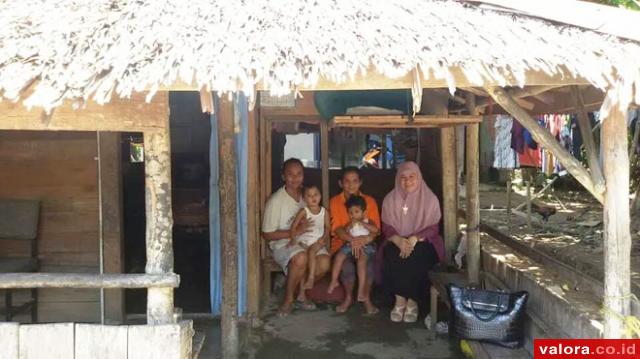 Ketua TP PKK Kota Padang, Harneli Mahyeldi meninjau salah satu rumah warga di Jl Jambu, Ampang yang akan ikuti program bedah dan rehab RTLH Padang. Harneli bahkan melakukan penggalangan dana melalui akun facebook. (humas Pemko Padang)
