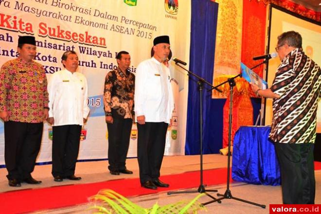 Direktur Eksekutif Apeksi, Sarimun Hadisaputra melantik Wako Padang, Mahyeldi sebagai ketua Komisariat I Apeksi Wilayah Sumatera, Jumat (24/4/2015) di Hotel Mercure, Padang. (humas Pemko Padang)