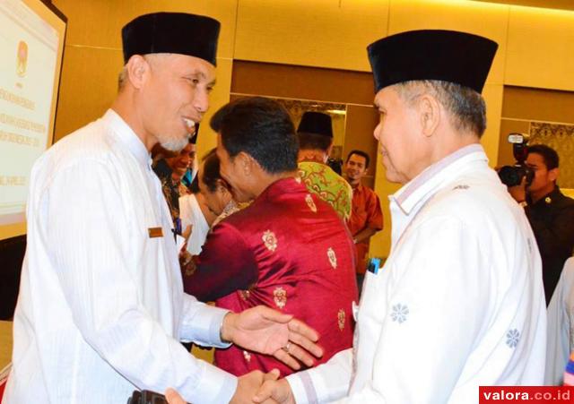 Wawako Padang, Emzalmi memberikan selamat pada Wako Padang, Mahyeldi yang dipercaya jadi ketua Asosiasi Pemerintahan Kota Seluruh Indonesia (APEKSI) Komisariat Wilayah I Sumatera dalam Musyawarah Komisariat Wilayah I (Muskomwil I) di Padang. Pemilihan dig