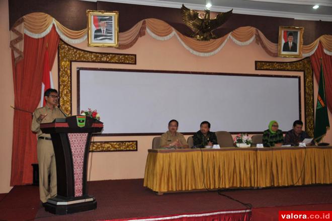 Gubernur Sumbar, Irwan Prayitno memberikan kata sambutan saat dikunjungi Komisi IV dan IX DPR RI, Senin (27/4/2015) di aula gubernuran. (humas pemprov Sumbar)