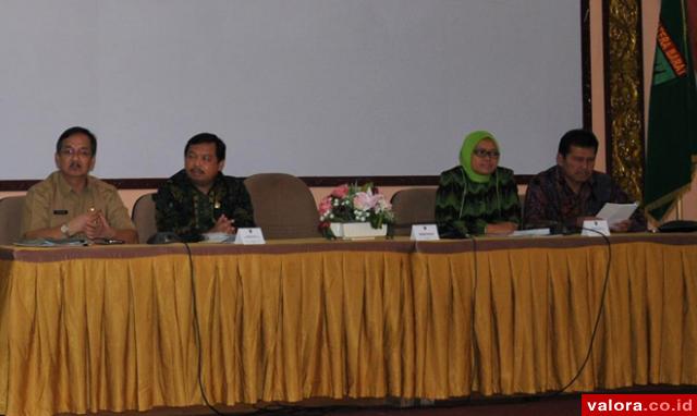 Pimpinan rombongan Komisi IV dan IX DPR RI saat berdialog dengan gubernur Sumbar dan jajaran saat kunjungan kerja, Senin (27/4/2015) ke sejumlah daerah di Sumbar. (humas Pemprov Sumbar)