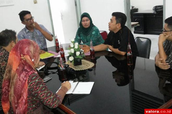 Jajaran komisioner KPU Sijunjung, berdialog dengan Wakil Ketua KPID Sumbar, Afriyendi dan Rino Zulyadi (Koordinator Bidang Isi Siaran KPID Sumbar) Senin (27/4) di kantor KPID Sumbar. (istimewa)