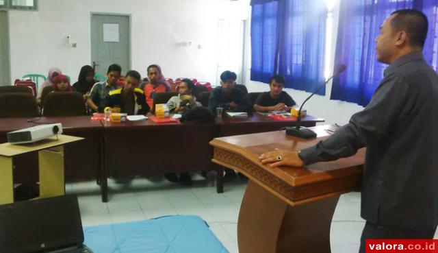 Ketua Komisi Informasi (KI) Sumbar, Syamsu Rizal saat memberikan sambutan pada pembukaan focus Group discussion (FGD), Selasa (28/4/2015) di aula Dishub Padang yang digelar KI Sumbar dengan Suara Kampus IAIN Imam Bonjol. (humas KI Sumbar)