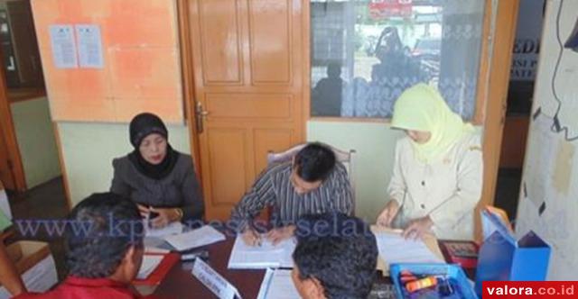 Petugas sekretariat KPU Pessel, tengah menerima pendaftaran calon panitia adhoc pilkada serentak 2015. Masa pendaftaran ini berakhir Selasa (28/4/2015). (humas KPU Pessel)