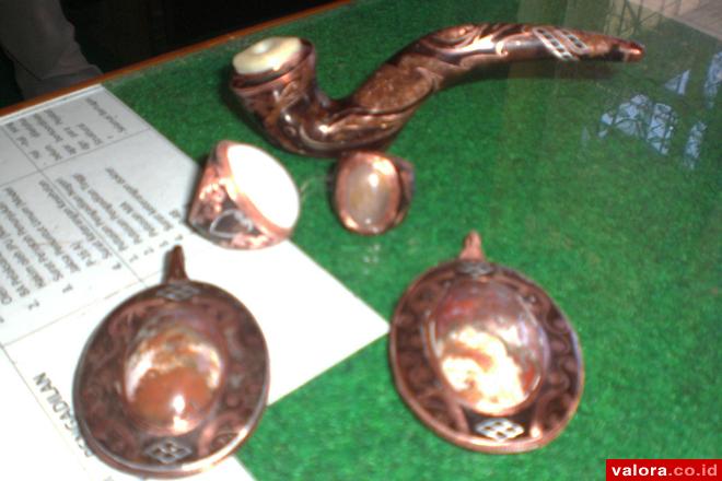 Inilah kreasi Yulisman, warga binaan Lapas Painan yang berhasil membuat cincin pengikat batu akik, pipa rokok dan kalung dari bahan batok kelapa. (valoranews)
