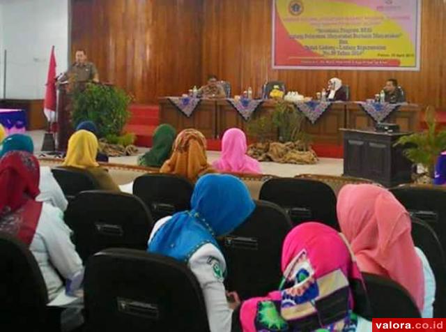 Wabup Pessel, Editiawarman saat membuka seminar perawatan kesehatan yang diselenggarakan Persatuan Perawat Nasional Indonesia (PPNI) Pessel, Rabu (29/4/2015) di Painan. (valoranews)