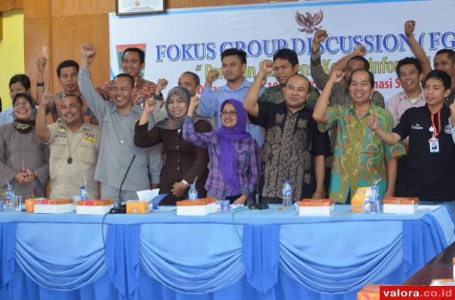 Lima Komisioner Komisi Informasi Sumbar, kompak dengan wartawan sembari mengepalkan tangan tanda siap mengawal keterbukaan informasi di Ranah Minang usai digelar FGD bersama jurnalis berbagai media cetak, online dan elektronik di Padang, 19 Desember 2014.