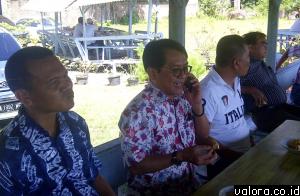 Anggota Fraksi Partai Golkar DPR RI, John Kenedi Aziz berdialog dengan Wakil Wali Kota Pariaman, Genius Umar bersama jajarannya, saat mengisi reses ke Dapil, Jumat (3/4/2015). (Aguswanto/valoranews)