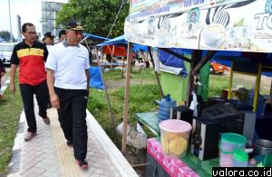 Wako Mahyeldi didampingi Hervan Bahar (Kepala Bappeda Padang) saat meninjau kondisi Pantai Muaro Lasak, Minggu (5/4/2015) pagi. Ditemukan, jumlah pedagang yang makin menyesaki kawasan pantai dengan dilengkapi taman bermain itu. (humas pemko padang)
