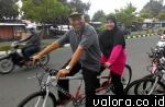 Wako Padang, Mahyeldi bersama istri, Harneli Mahyeldi, mencoba sepeda cinta yang disewakan sejumlah pedagang di kawasan Pantai Padang, Minggu (5/4/2015) usai peringatan hari nelayan internasional. (foto humas pemko)