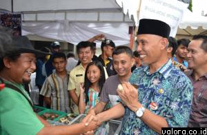 Wako Padang, Mahyeldi didampingi Al Dt Bungsu (ketua komunitas batu akik mulia Sumatera Barat) meninjau stand Alva ACC Stone Jambi di iven Gebyar Pesona Batu Akik Mulia Nusantara pada Kamis (9/4/2015). Pemiliknya, kemudian menghadian Mahyeldi batu akik mo