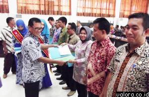 Sekda Kota Padang, Nasir Ahmad menyerahkan Surat Pemberitahuan Pajak Terhutang - Pajak Bumi dan Bangunan - Perdesaan Perkotaan (SPPT PBB -P2) pada unit kerja pemungut pajak di aula balaikota, Kamis (9/4/2015). (humas pemko padang)