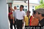Gubernur Sumbar, Irwan Prayitno ikut mengecat ulang kantor PWI Sumbar, saat goro yang digelar Minggu (29/3/2015) lalu. Gubernur didampingi Basri Basyar (ketua PWI Sumbar) dan jajaran pengurus lainnya. (humas pemprov)