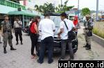 Tim Satpol PP tengah melakukan pemberkasan terhadap Ginsa Rolina (26) yang kedapatan membuang sampah sembarangan di kawasan bebas sampah di Kota Padang, Jumat (10/4/2015) lalu. (humas pemko padang)