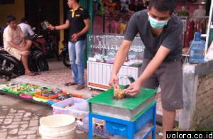 Pemilik usaha Super Junior Gemstone, Feby Malako, tengah memotong bahan batu akik di Padang, Minggu (12/4/2015). (veri/valoranews)