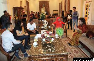 Gubernur Sumbar, Irwan Prayitno bersama istri, berdialog dengan Virza Idol di gubernuran, jelang tampil di GOR Agus Salim, Sabtu (14/4/2015) malam. (humas pemprov sumbar)