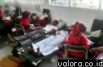 Petugas PMI Cabang Padang, tengah mengambil darah yang disumbangkan jajaran kecamatan Padang Utara usai kegiatan senam pagi, Minggu (12/4/2015). (humas pemko padang)