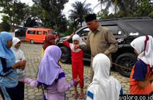 Wako Padang, Mahyeldi bermain sembari memotivasi sejumlah siswa yang tengah bermain di halaman masjid, saat dalam perjalanan menuju bandara, Minggu (12/4/2015). (humas pemko padang)