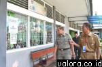 Wawako Padang, Emzalmi meninjau pelaksanaan UN 2015 di SMAN 4 Padang, Senin (13/4/2015), sekitar pukul 09.00 WIB. Rombongan Wawako didampingi Kepala SMAN 4 Abinul Hakim beserta guru dan pengawas. (humas pemko padang)