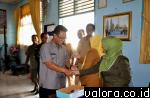 Bupati Agam, Indra Catri menyalami guru yang mengawasi UN hari pertama, Senin (13/4/2015). (humas pemkab agam)