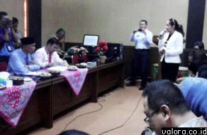 Anggota Komisi X DPR RI, Vina Melinda melemparkan pertanyaan kenapa Kota Padang tak sanggup melakukan UN Online saat berdialog dengan Wako Padang Mahyeldi di SMAN 2 Padang, tadi siang. Komisi X melakukan kunjungan kerja ke Sumbar terkait pelaksanaan UN 20