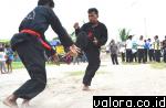 Dua orang pesilat dari perguruan silat "Ampu Silang" memeragakan seni beladiri khas Minangkabau itu di Pantai Muaro Lasak, Purus, Minggu (12/4/2015). (humas pemko Padang)