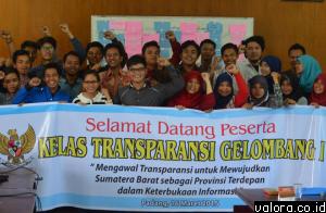 Mahasiswa dari berbagai perguruan tinggi di Padang, mendeklarasikan Komunitas Minangkabau Transparansi Watch, usai mengikuti Kelas Transparansi yang digagas KI Sumbar di aula kantor Dishub Kominfo Sumbar, Kamis (16/4/2015). (fb yurnaldi/komisioner KI Sumb