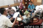 Jajaran komisioner KPU Sijunjung berdialog dengan Sekdakab Sijunjung, Ade Taufik Rohendi, di ruangannya, Jumat (17/4/2015). (humas KPU Sijunjung)