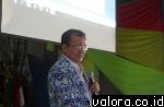 Ketua Umum Pengurus Daerah Perkumpulan Filatelis Indonesia (PD PFI) Sumatera Barat Ir. Amli Kamal ketika memberikan penyuluhan filatelis di salah satu sekolah di Padang beberapa waktu lalu. (istimewa)