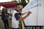 Gubernur Sumbar, Irwan Prayitno membubuhkan tanda tangan sebagai bentuk dukungan jadi konsumen cerdas pada saat Peringatan Hari Konsumen Nasional 2015 di halaman kantor gubernur, Minggu (19/4/2015) pagi.