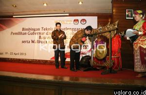 Ketua Bawaslu RI , Muhammad disaksikan Husni Kamil Manik (Ketua KPU RI) memukul gong tanda dimulainya pembukaan bimbingan teknis (Bimtek) Pilkada serentak 2015 di Kota Bukittinggi, Minggu (19/4/2015) malam. (humas KPU RI)