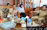 Sekdako Pariaman, Armen didampingi Hendri (PPID Utama Pemko Pariaman) dan jajaran Dishubkominfo, saat menyambut rombongan komisioner KI Sumbar yang tengah melakukan monitoring keterbukaan informasi publik di daerah itu, Selasa (21/4/2015). (istimewa)