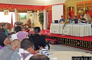 Komisioner KPU RI, Hadar Nafis Gumay (kiri) saat memberikan materi saat jadi narasumber dalam Bimbingan Teknis Pilkada untuk regional Sumatera di Bukittinggi, Senin (20/4/2015). (humas KPU RI)
