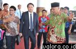 Wako Padang, Mahyeldi menemani Wakil Walikota Suzhou, Mr Zhou Yong untuk berkeliling melihat potensi ibu kota provinsi Sumbar ini, usai penandatanganan MoU di kantor balaikota di kawasan Aiapacah, Kamis (23/4/2015). (humas Pemko Padang)