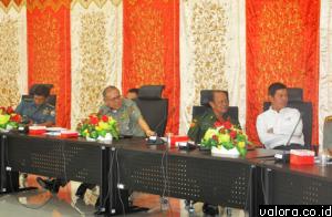 Wawako Padang, Emzalmi bersama SKPD dan unsur muspida terkait, menggelar rapat persiapan penyambutan Presiden RI, Joko Widodo ke Sumbar, 16 Mei mendatang. Kota Padang merupakan salah satu kota yang akan ditinjau presiden yakni kawasan Pelabuhan Telukbayur