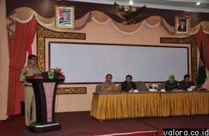 Gubernur Sumbar, Irwan Prayitno memberikan kata sambutan saat dikunjungi Komisi IV dan IX DPR RI, Senin (27/4/2015) di aula gubernuran. (humas pemprov Sumbar)
