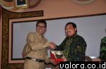 Gubernur Sumbar, memberikan cenderamata pada pimpinan Rombongan Komisi IV DPR RI, Herman Kadir yang melakukan kunjungan kerja ke Ranah Minang, Senin (27/4/2015). (humas Pemprov Sumbar)