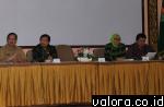 Pimpinan rombongan Komisi IV dan IX DPR RI saat berdialog dengan gubernur Sumbar dan jajaran saat kunjungan kerja, Senin (27/4/2015) ke sejumlah daerah di Sumbar. (humas Pemprov Sumbar)