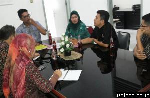 Jajaran komisioner KPU Sijunjung, berdialog dengan Wakil Ketua KPID Sumbar, Afriyendi dan Rino Zulyadi (Koordinator Bidang Isi Siaran KPID Sumbar) Senin (27/4) di kantor KPID Sumbar. (istimewa)