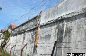 Dua helai kain sarung yang diikatkan, masih tergantung di dinding tembok Lapas Kelas IIB Painan, Selasa (28/4/2015) jelang siang. Sarung ini digunakan dua orang tahanan untuk meloloskan diri dari lembaga pemasyarakatan itu. (valoranews)