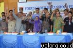 Lima Komisioner Komisi Informasi Sumbar, kompak dengan wartawan sembari mengepalkan tangan tanda siap mengawal keterbukaan informasi di Ranah Minang usai digelar FGD bersama jurnalis berbagai media cetak, online dan elektronik di Padang, 19 Desember 2014.